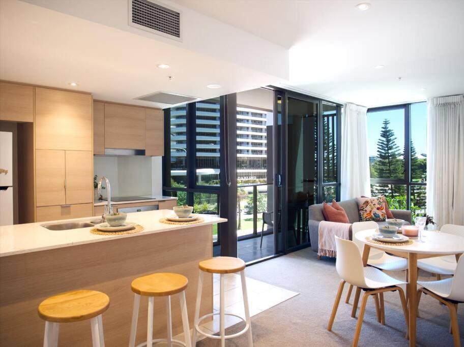 Broadbeach Stunner Modern And Central Guldkusten Exteriör bild