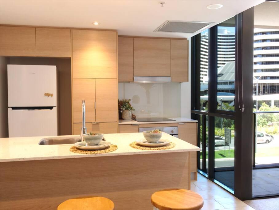 Broadbeach Stunner Modern And Central Guldkusten Exteriör bild